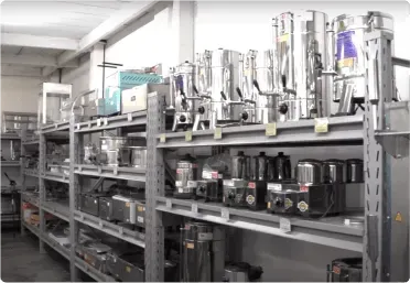 Prateleiras com equipamentos industriais de cozinha.