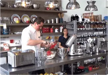 Chef preparando receita em cozinha industrial